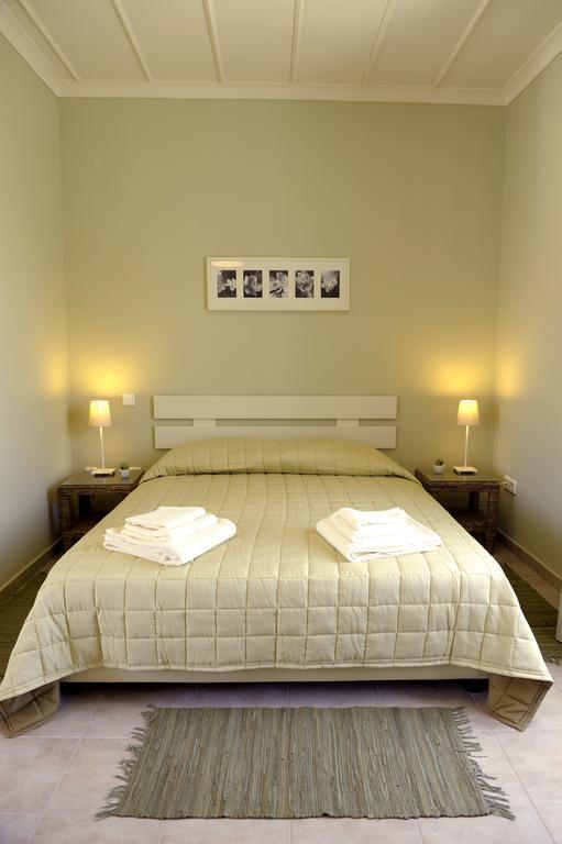 Almyris Hotell Adamantas  Rum bild